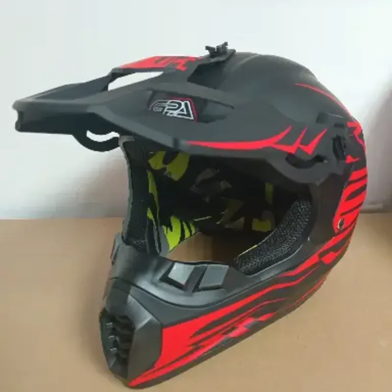Casco de moto negro mate y rojo