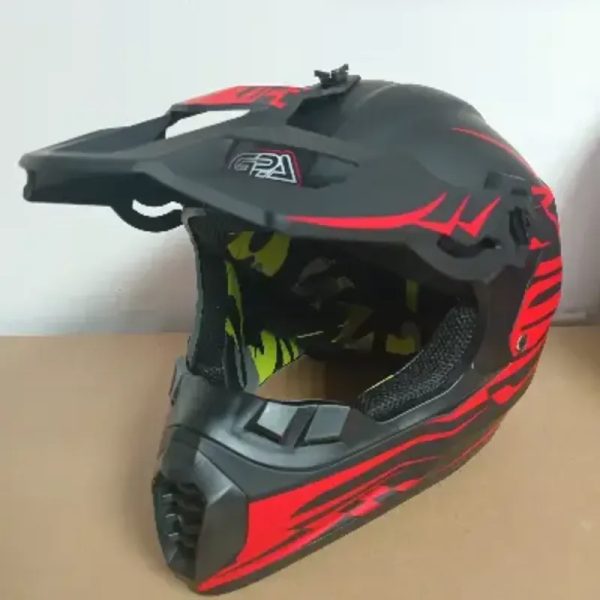 Casco de moto negro mate y rojo