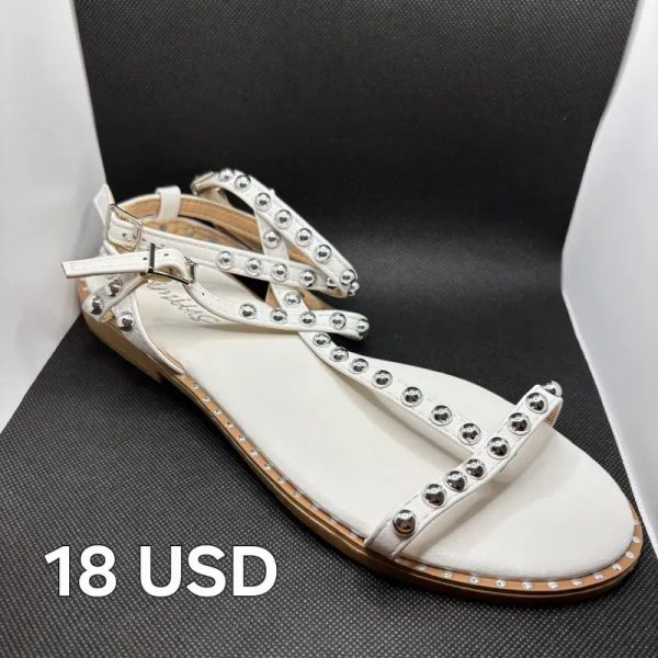 Sandalias planas con tachuelas bordadas
