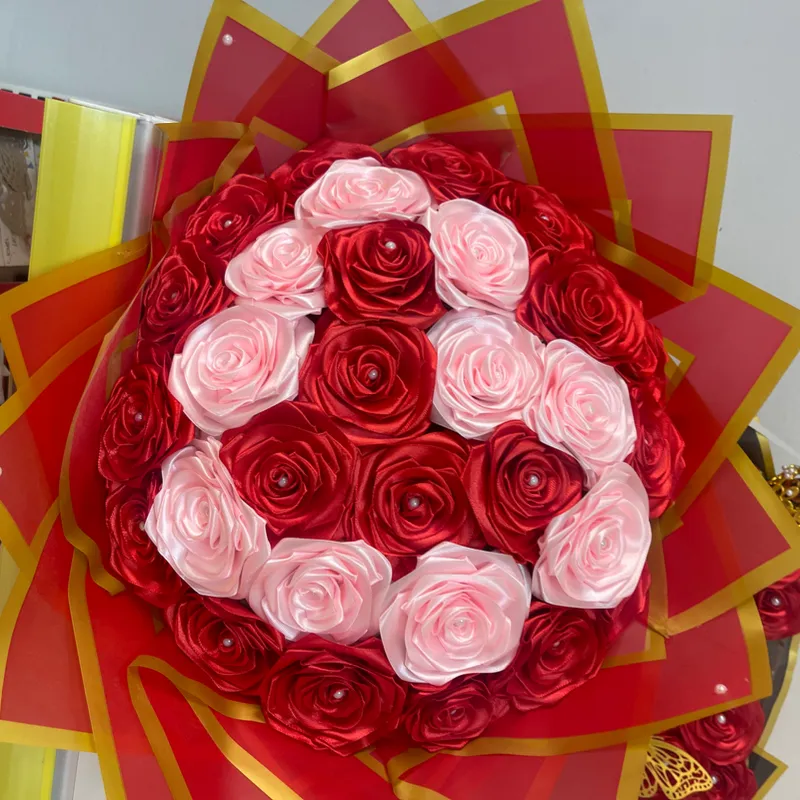 Ramo de rosas con corazón rosado