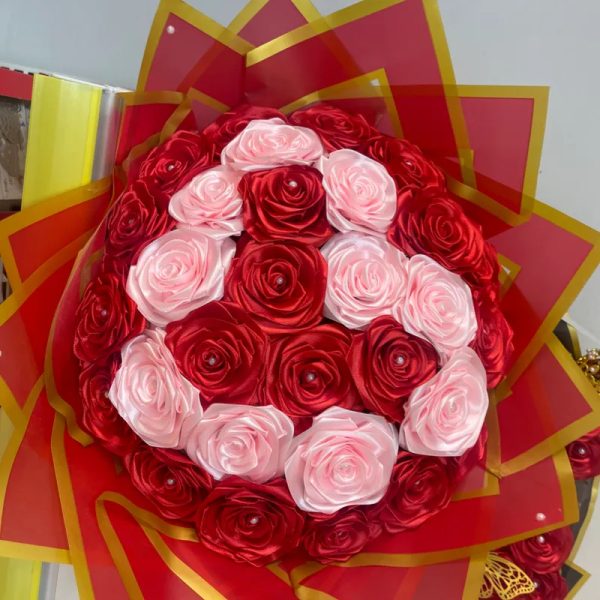 Ramo de rosas con corazón rosado
