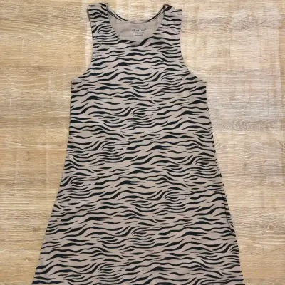 Vestido con estampado de rayas