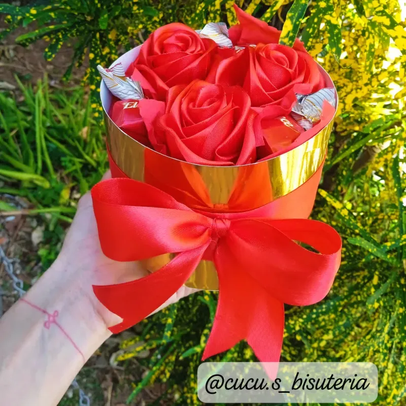 Cesta de rosas con bombones