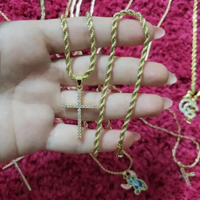 Cadena torcida con crucifijo