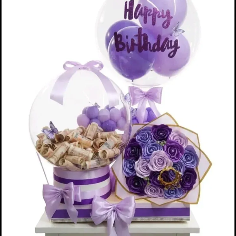 Cajita decorada con ramo de rosas eternas y globo burbuja con dinero