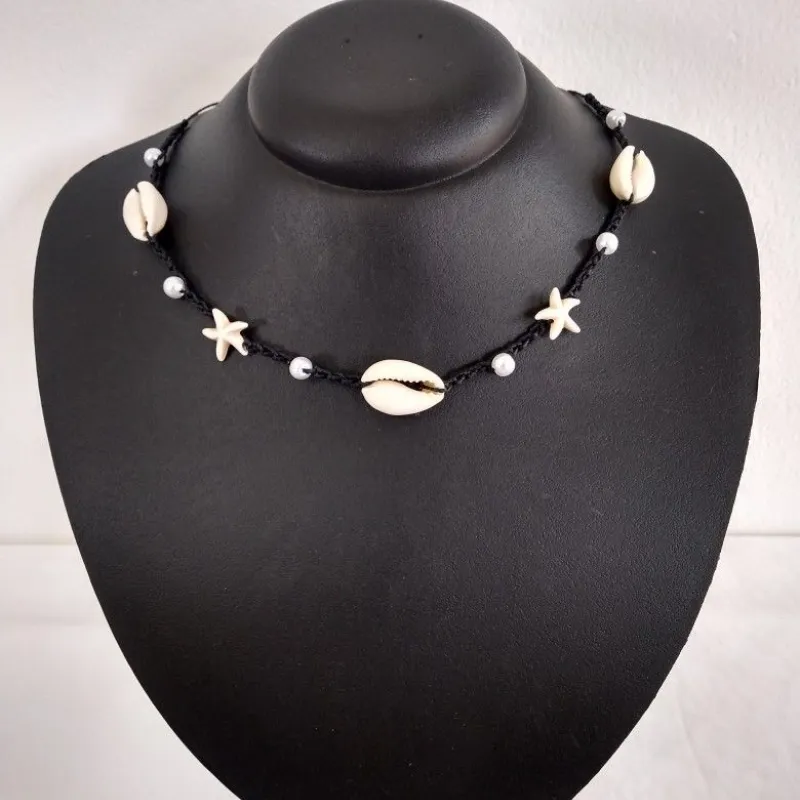 Collar de hilo negro tejido con caracoles y estrellas de mar