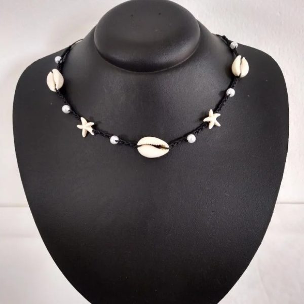 Collar de hilo negro tejido con caracoles y estrellas de mar