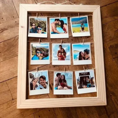 Cuadro con fotos colgando