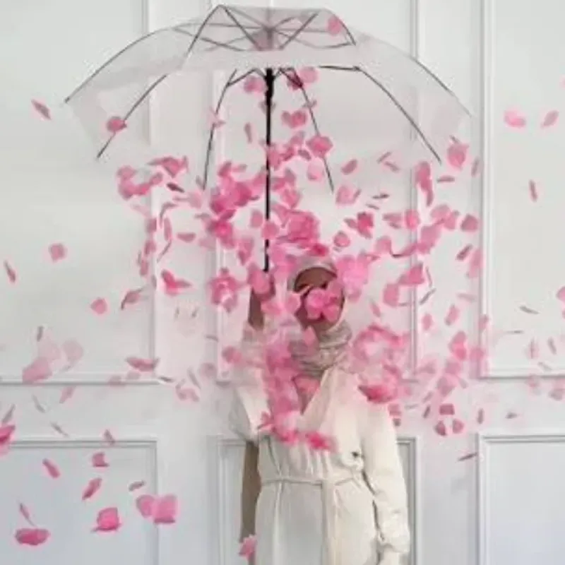 Lluvia de pétalos con sombrilla
