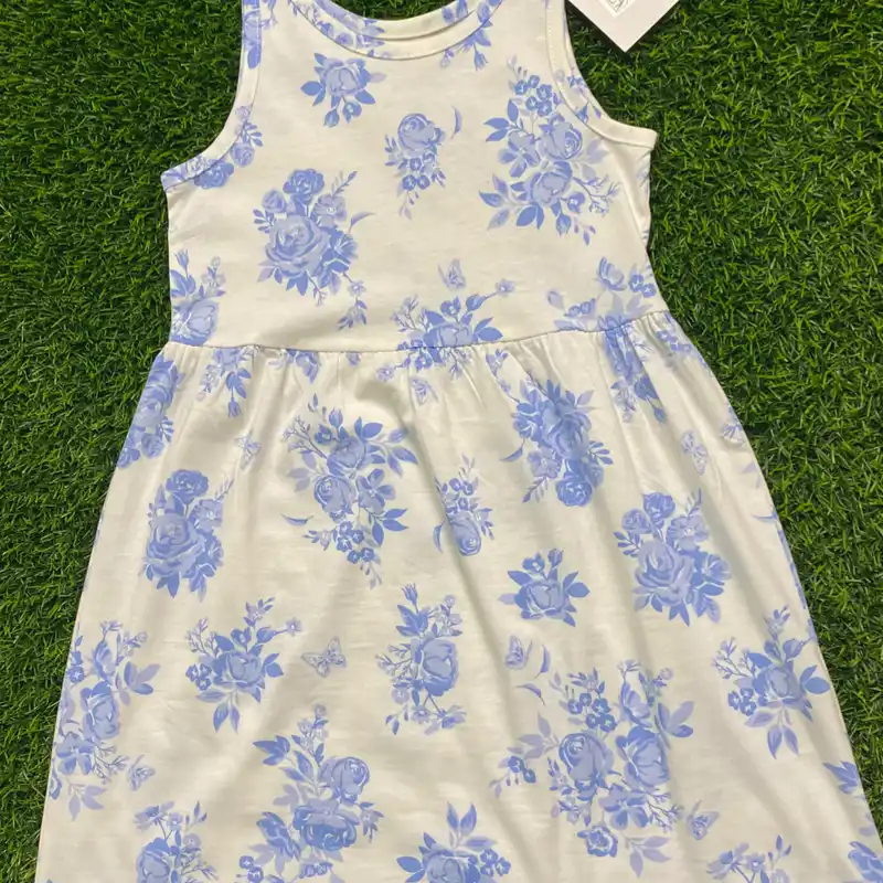 V blanco de flores azules