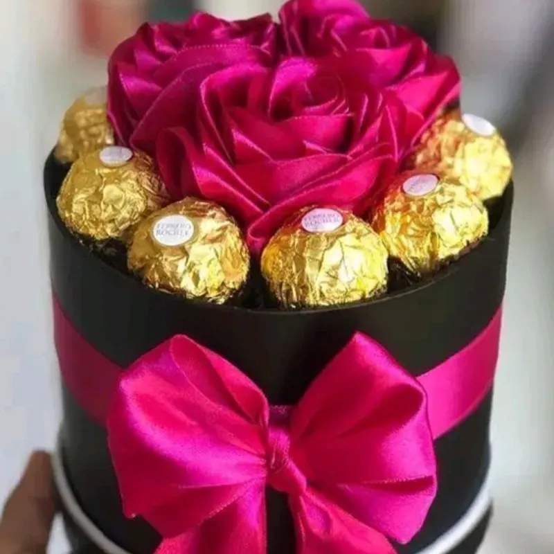 Bouquet 3 rosas eternas + 10 ferreros