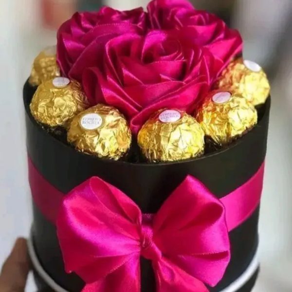 Bouquet 3 rosas eternas + 10 ferreros