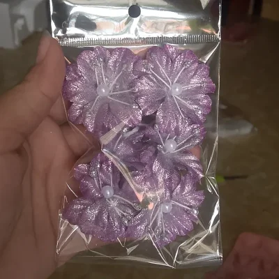 Estuche de 6 flores lila con brillo plateado