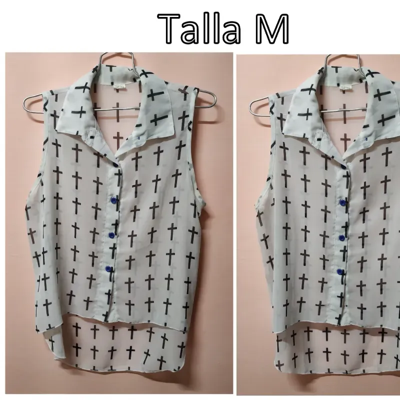 Blusa blanca con cruces negras.