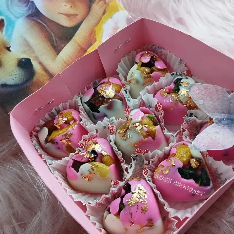 Cajita de bombones de frutos secos de chocolate blanco