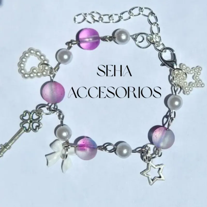 Pulsera metálica con dijes