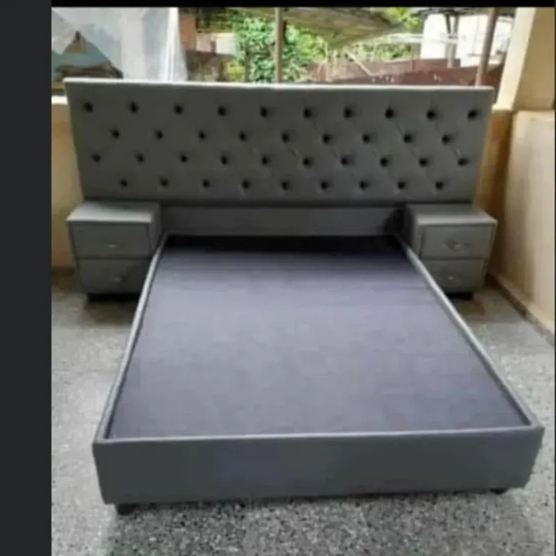 CAMA SIN PIELERA Y CON MESITAS