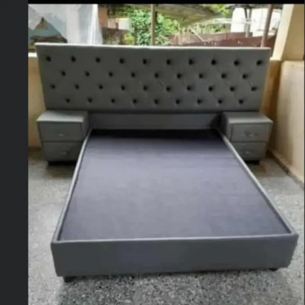 CAMA SIN PIELERA Y CON MESITAS