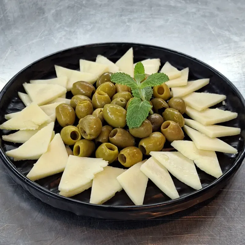 ENTREMES DE ACEITUNAS Y QUESO