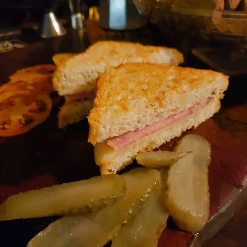 Sandwich especial de jamón, queso gouda y verduras