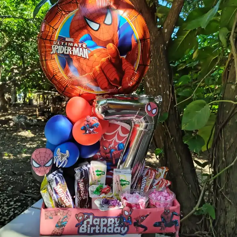 Cesta  con globos y Confituras