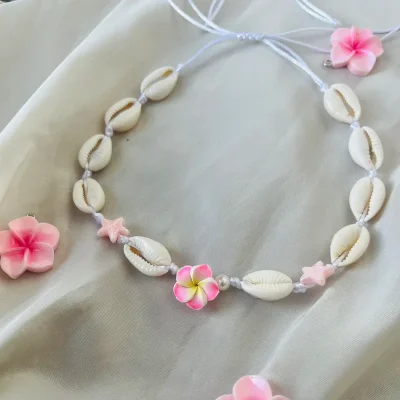 Collar de caracoles con flor y estrellas de mar
