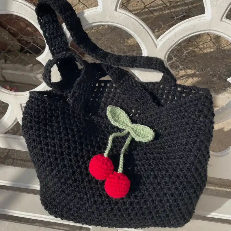 Bolsa con charms de cereza