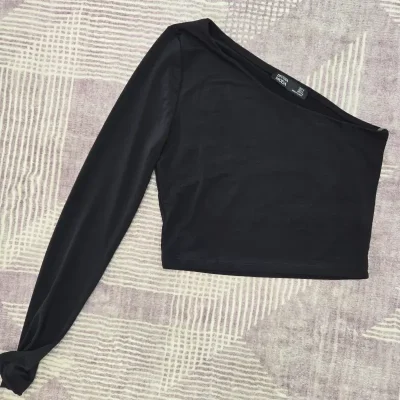 Top negro asimétrico de manga larga