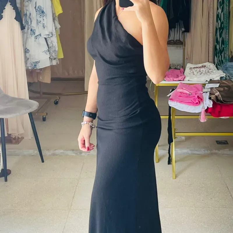 Vestido negro asimétrico largo ajustado al cuerpo