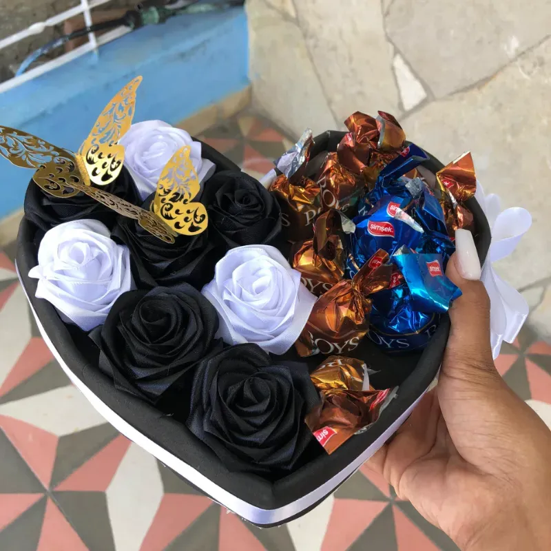 Corazón con Rosas y Bombones