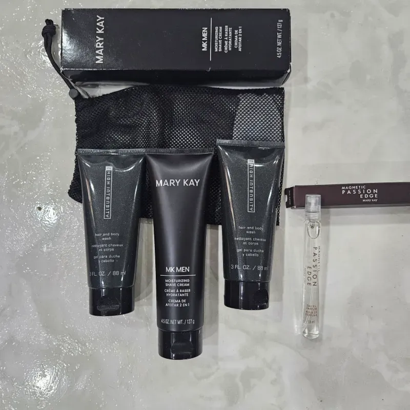 Set de 2 geles de baño, crema de afeitar y perfume de bolsillo.