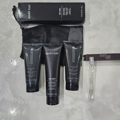 Set de 2 geles de baño, crema de afeitar y perfume de bolsillo.