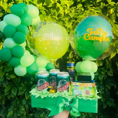 Regalo de cumpleaños color verde con cerveza