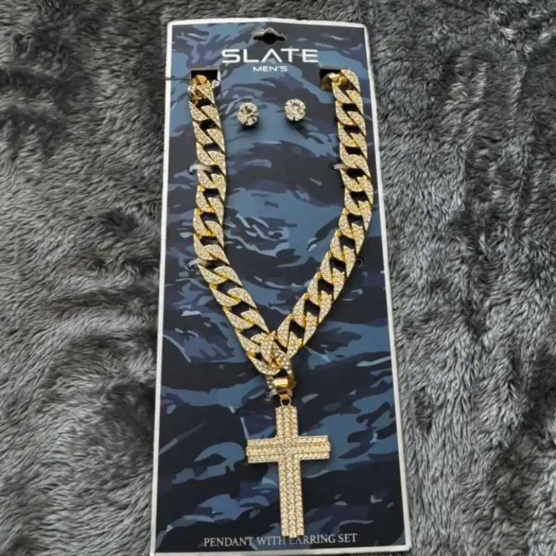 Caden con dije de cruz y aretes