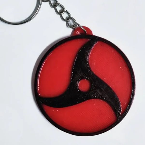 ️ Llavero Itachi con relieve (Naruto)