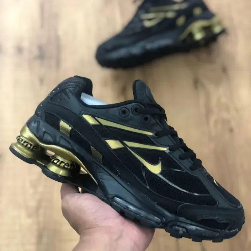 Nike Shox 4 Muelles Negras y Doradas
