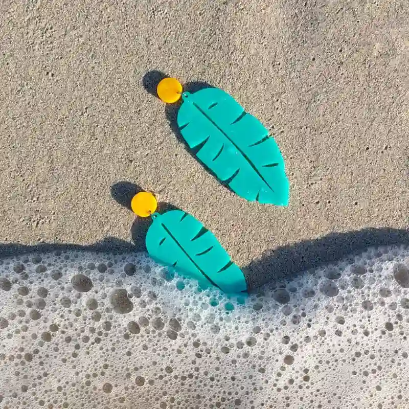 Pendientes de hojas de plátano/ color: azul aqua y bola amarilla