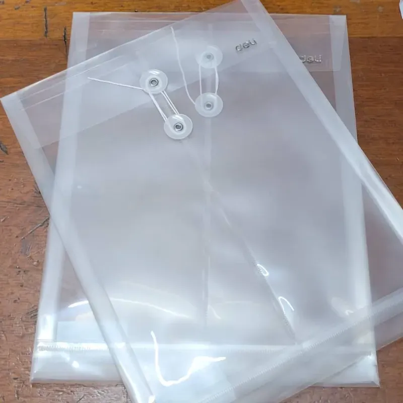 Carpeta con cierre de cordel