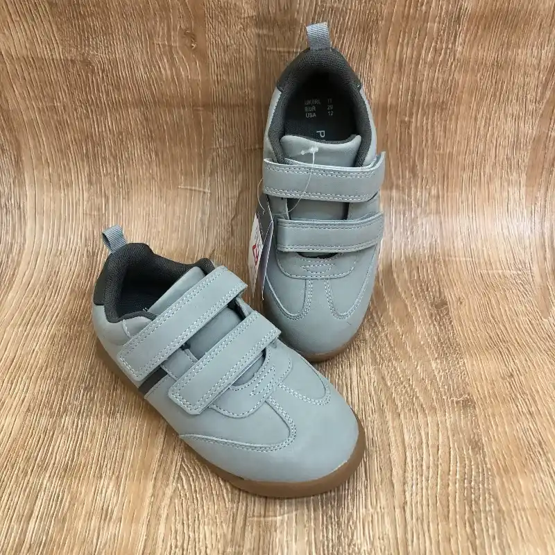 Zapatos color gris con suela marrón