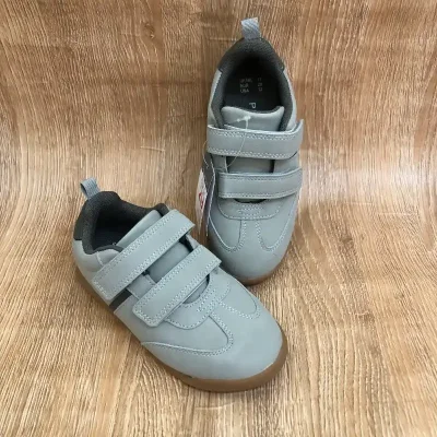 Zapatos color gris con suela marrón