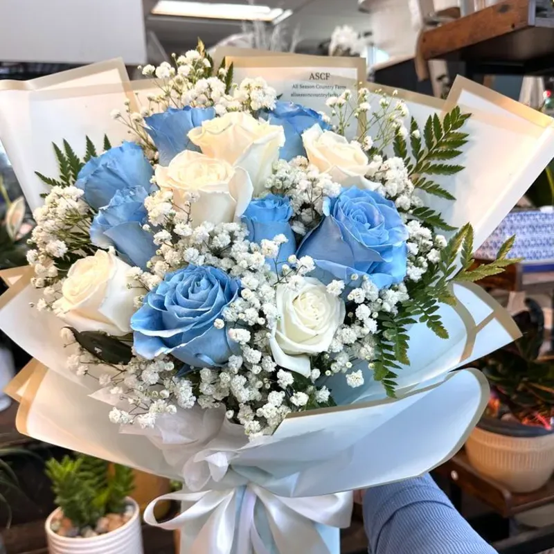 Ramo de 15 rosas azules y blancas