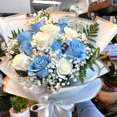 Ramo de 15 rosas azules y blancas