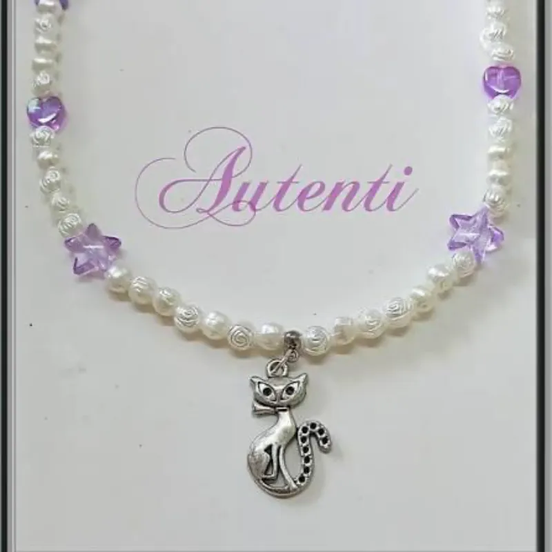 Collar de perlas con adornos para niña