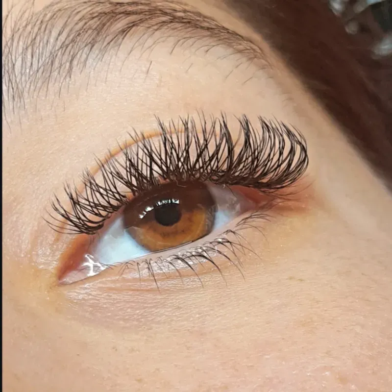 Extensiones de Pestañas Pelo a Pelo Híbridas