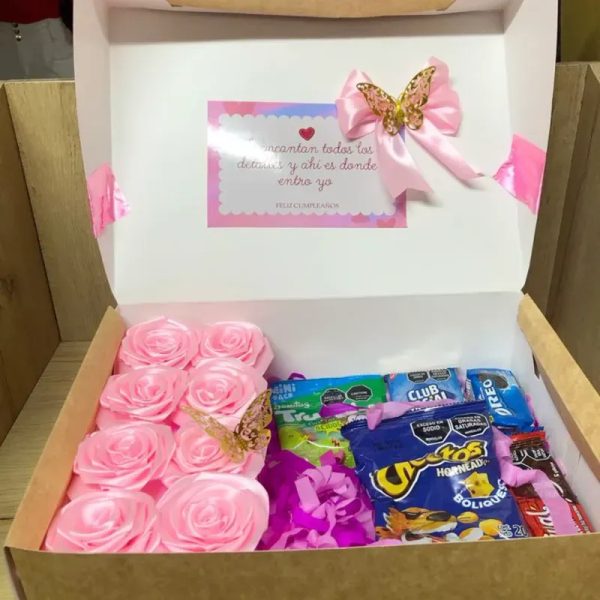 Caja sorpresa con 8 rosas eternas y confituras