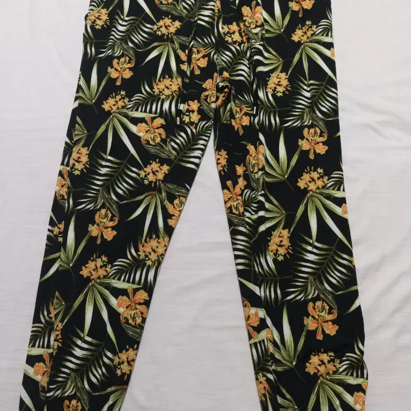 Mono pantalón de flores.