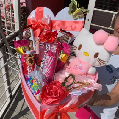 Caja de corazón y peluche