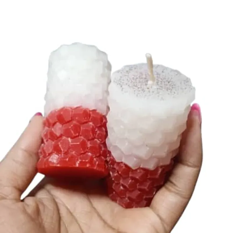  *Vela decorativa en forma de torre de panal*