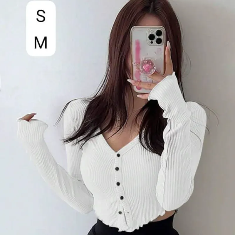  Crop Top Blanco con Botones Negros – Minimalismo con contraste y actitud