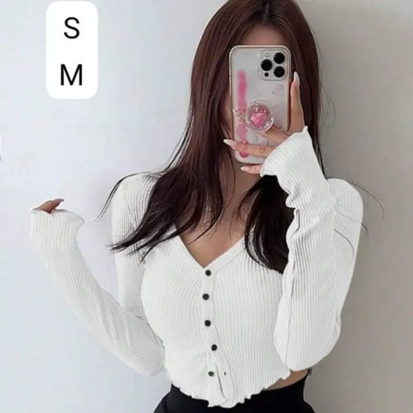  Crop Top Blanco con Botones Negros – Minimalismo con contraste y actitud